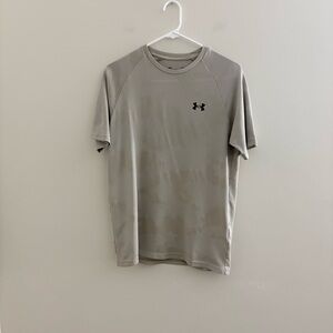 Under Armour Women's Short Sleeve Tee in Gray small